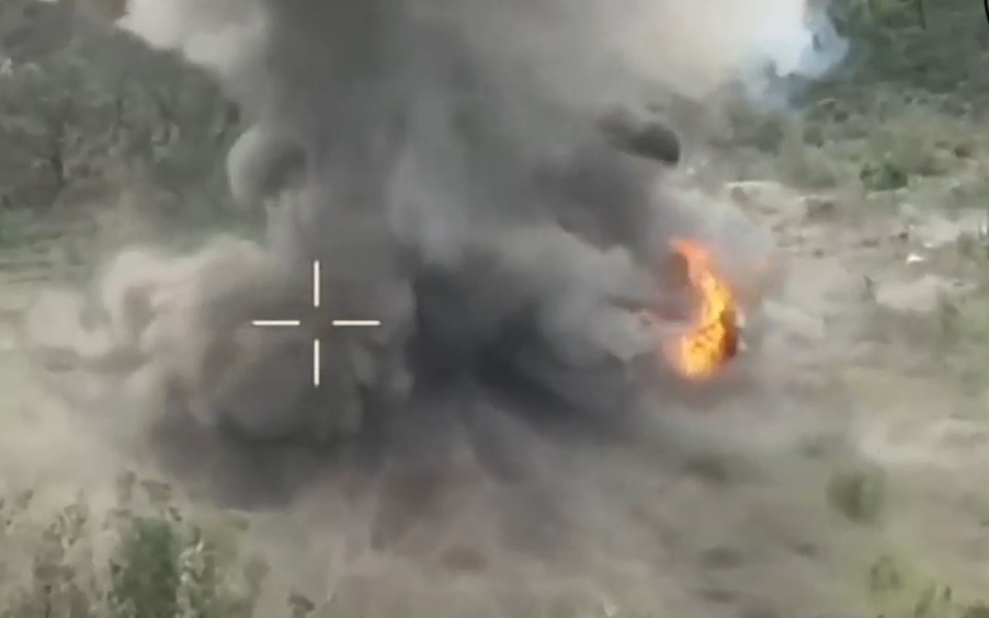 Xe thiết giáp chở bộ binh của Ukraine nổ tung và bốc cháy gần Chasov Yar